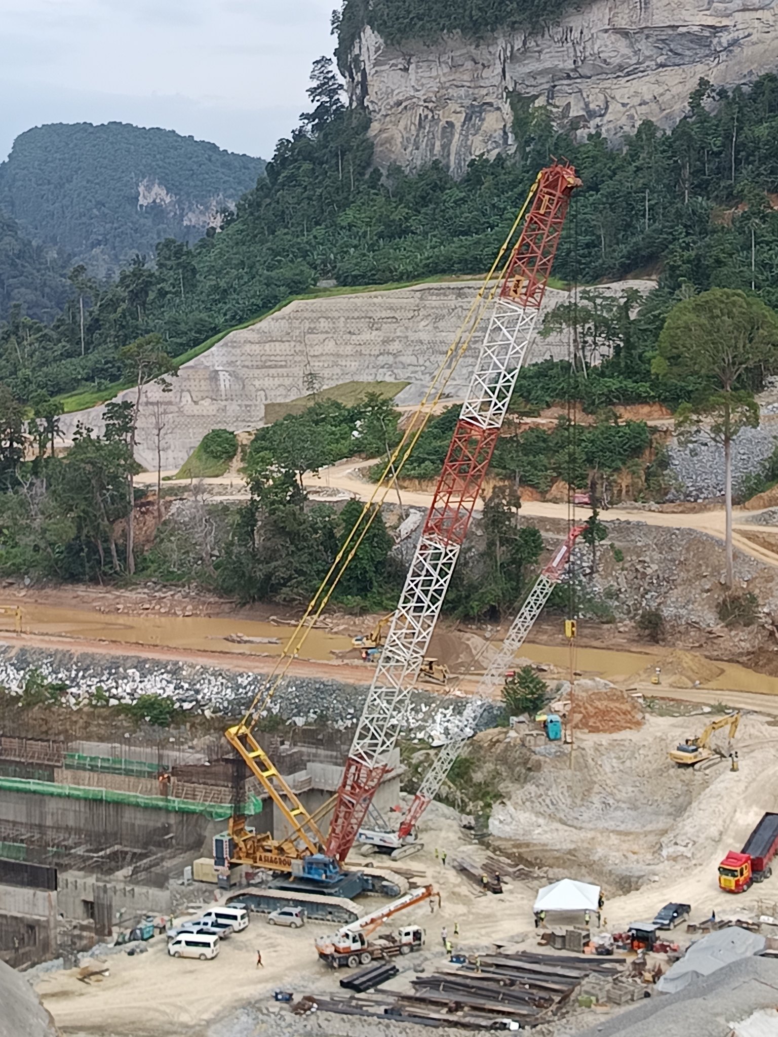 Mobile crane Capacity 300T